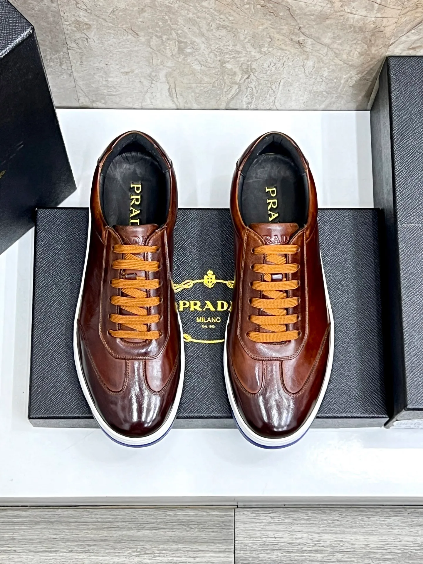 💰620 Prada classic men’s lace-up casual shoes｜Imported cowhide upper｜Layered stitching design on the upper Lightweight and breathable｜Soft and comfortable｜PRADA letters on the side｜Distinctive sporty style Showing the brand style｜Lightweight embossed rubber sole｜With cowhide foot pad lining｜Excellent foot feel Fashionable and elegant｜Size: 38-44 (customized at 45)